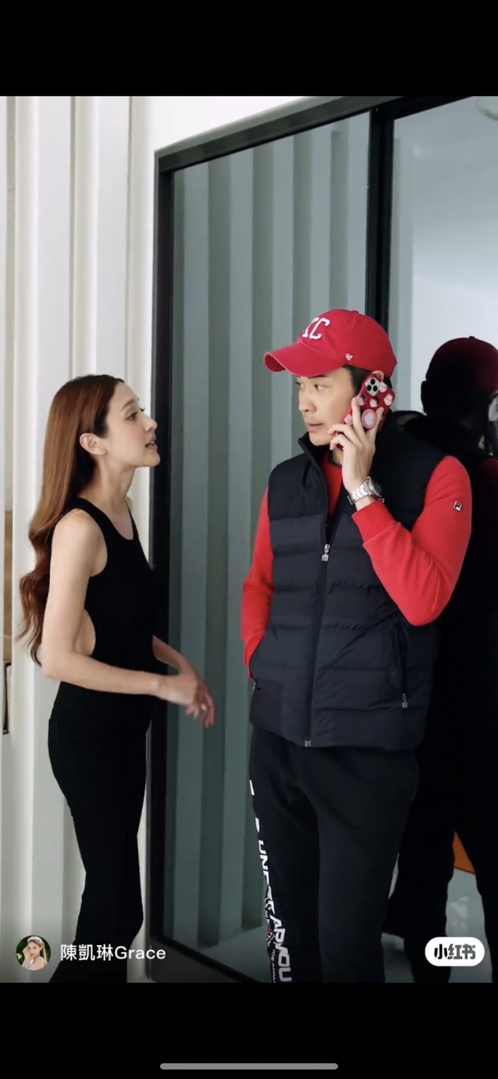 但嘉穎掛住講電話唔理佢!