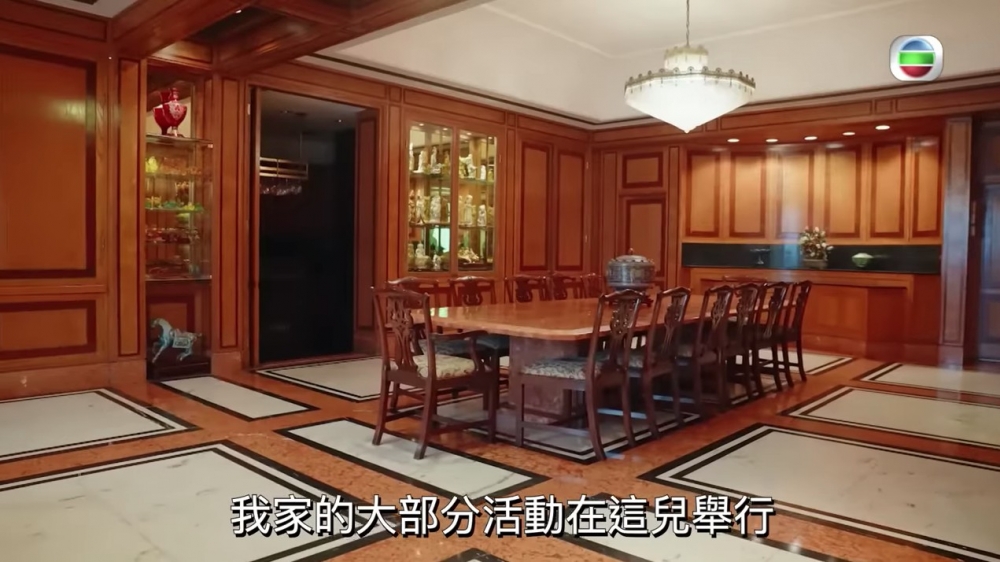 Shahan介紹家中嘅活動室