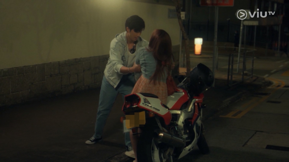 劇集中出現嘅電單車未有遮車牌。