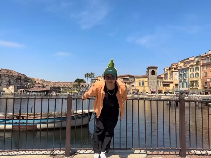 兩人均戴上樂園頭飾。