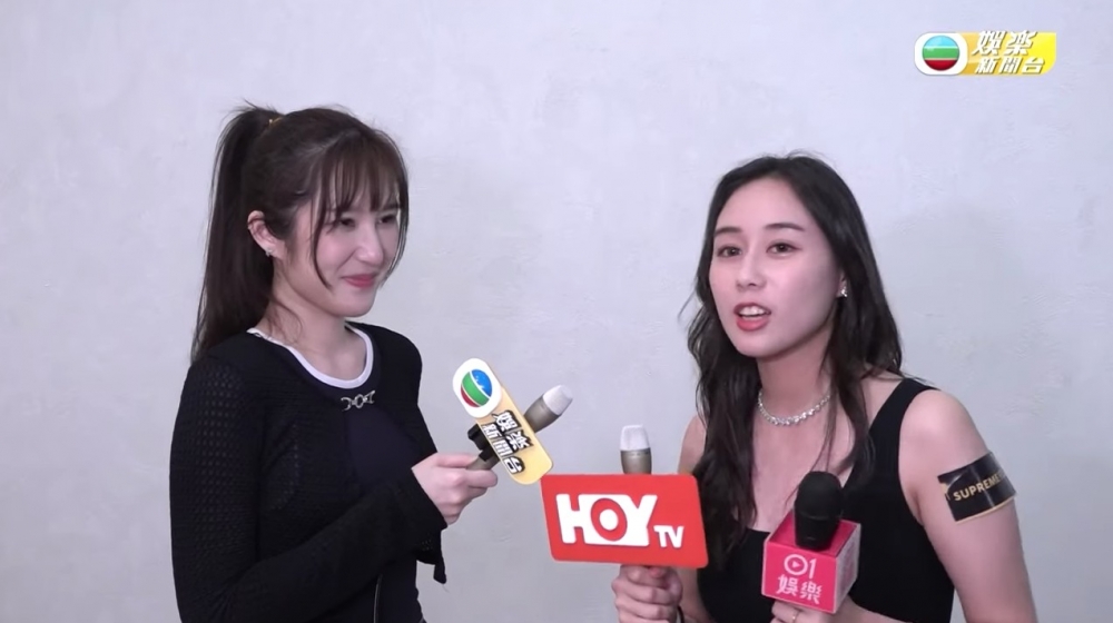 同場記者仲有問佢大嫂奚夢瑤疑再懷孕嘅傳聞，超欣有正面回應