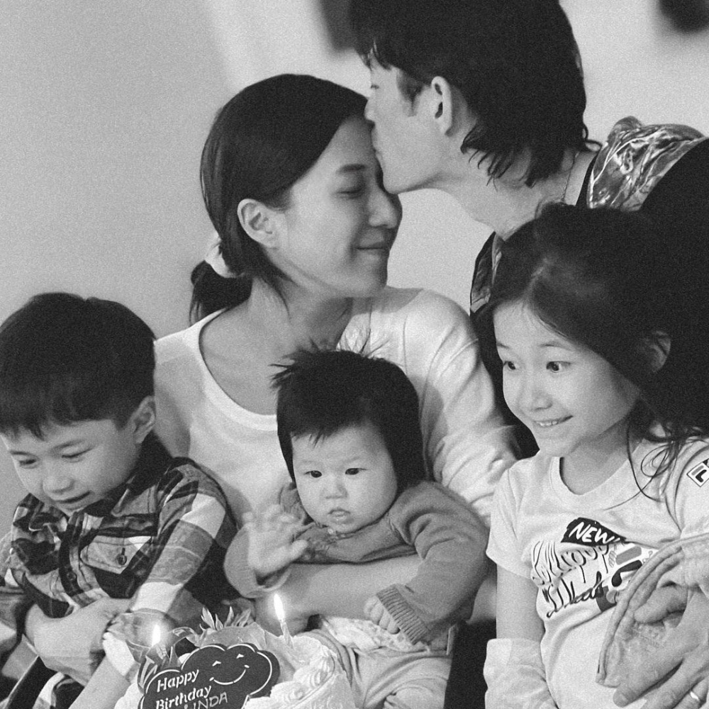 日前誕下細女嘅鍾嘉欣已榮升成3孩之母，佢之前一直留喺加拿大湊女