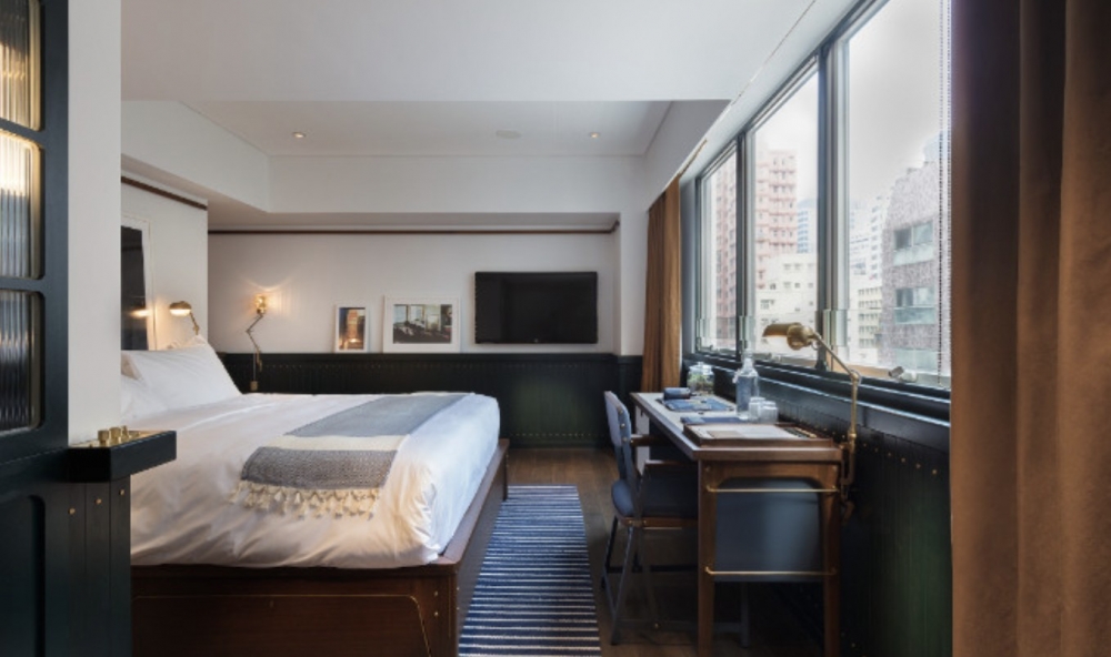 於指定平台預訂酒店「生日大晒住宿體驗」，只需$1,088起就可享雙人客房住宿、客房升級、精緻蛋糕及氣泡酒一瓶，只需預訂時備註，更可於房間內安排繽紛氣球佈置！