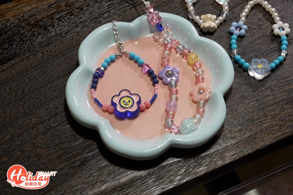 店主稱暫時最高紀錄的客人,一小時內可以完成四至五樣飾物。