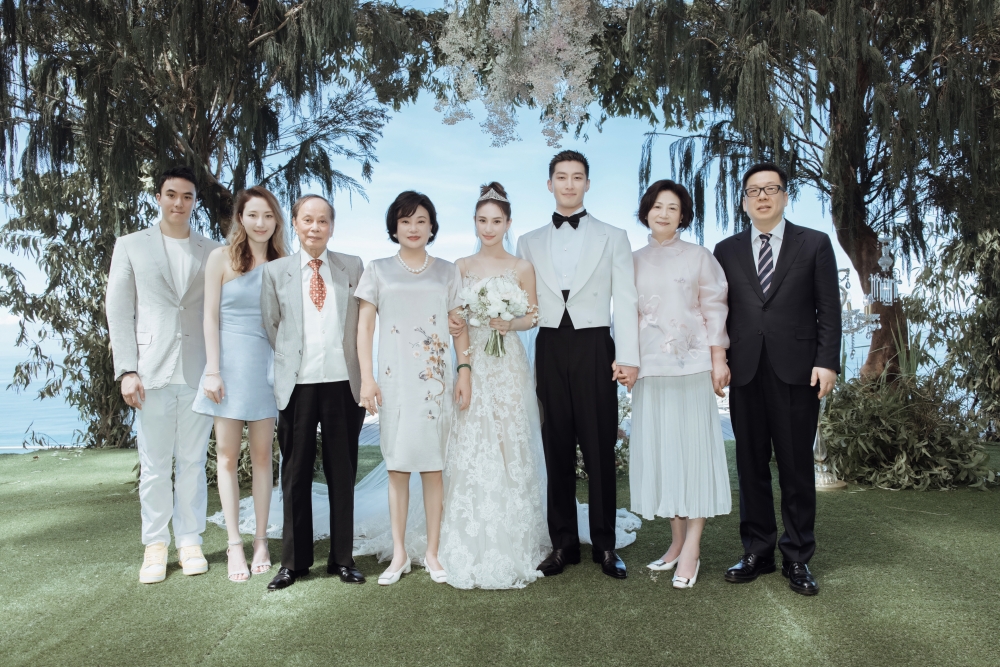 三太、大家姐何超雲、超蓮龍鳳胎弟弟何猷啟亦有出席婚禮