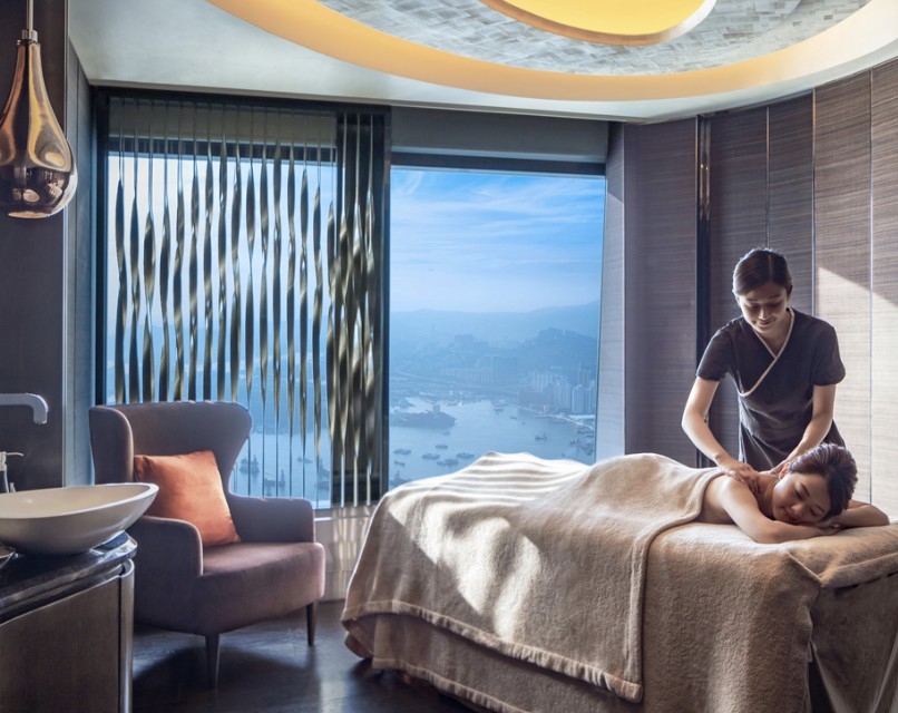 酒店推出生日水療之旅，壽星只需$2,475起即可於生日月份在水療中心享受90分鐘紓緩按摩、於行政酒廊享用輕盈之選美食或下午茶，更可免費獲贈香檳、於水療服務當天免費使用頂樓泳池及健身中心。