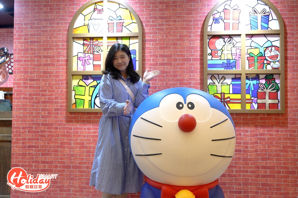 多啦A夢會穿上西裝、繫著紅色領帶在2樓中庭歡迎大家，更有多啦A夢彩繪玻璃窗為背景，既可愛又精緻！