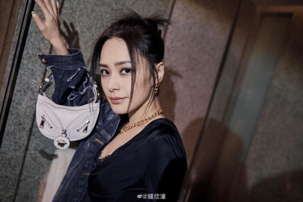 阿嬌以往亦曾因爲服裝而被網民稱為「炒車時尚」嘅代表人物