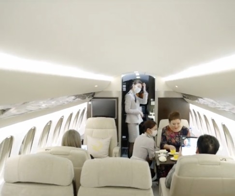 兩位空姐一直都好留意向太有無咩要求，更細心蹲下聽向太講嘢，服務態度超好