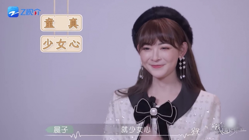 從佢嘅打扮亦可以睇出王靜蓉的確好有少女心,佢著上連身短裙,領前仲有超大個蝴蝶結