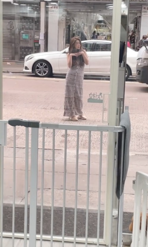 著住連身裙嘅Fiona身型比例影落較矮