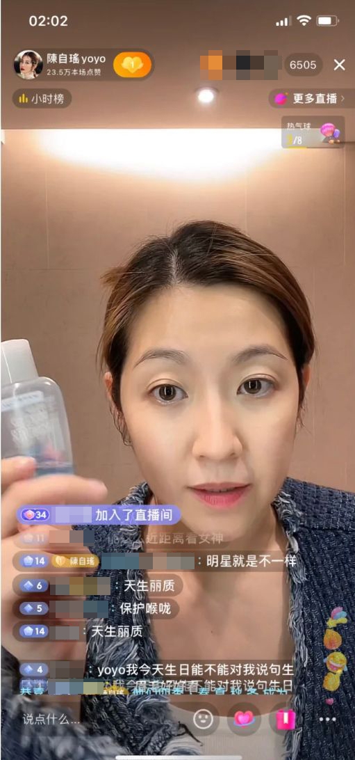 Yoyo喺網民面前卸妝。