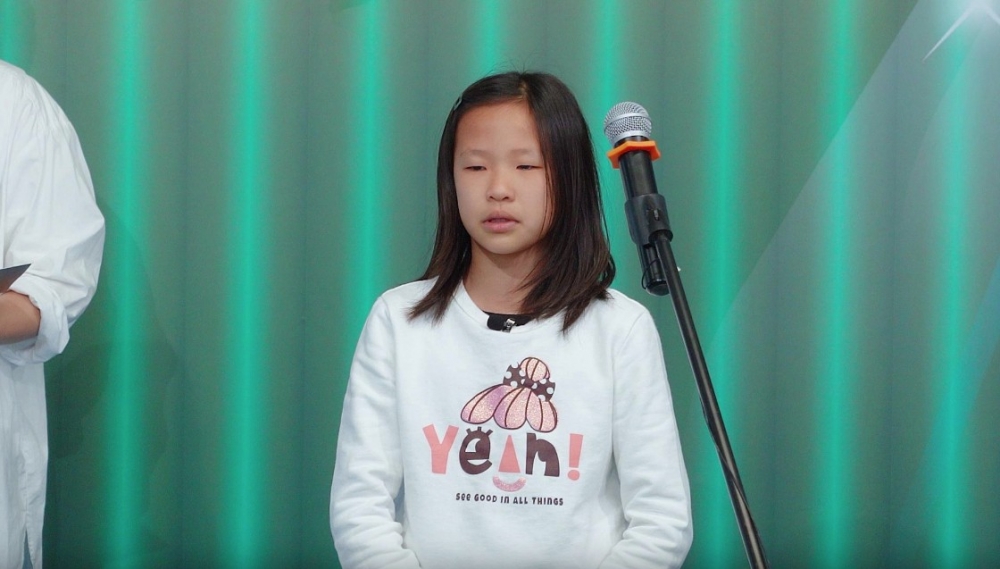 11歲的梓童在台上答謝父母