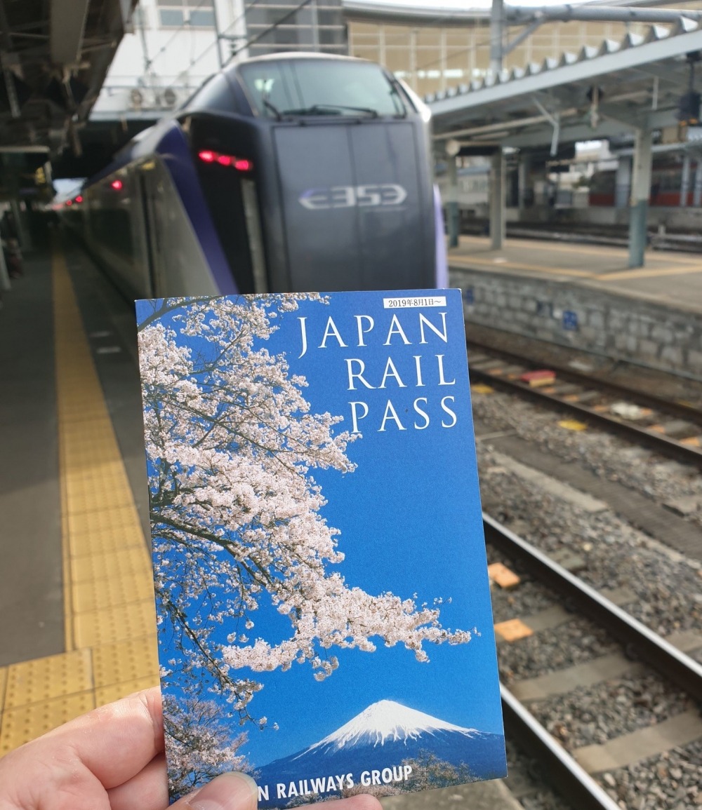 JR Pass分為普通車廂及綠色車廂(豪華車廂)2大種類,每種車廂又設不同嘅使用期間,分為7日、14日、21日