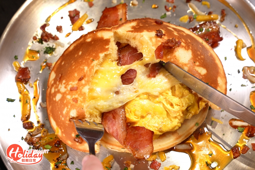 必食推介CHEESY MESSY雙重芝士班戟，班戟內層加入了兩款不同味道的芝士，分別是水牛芝士及車打芝士。