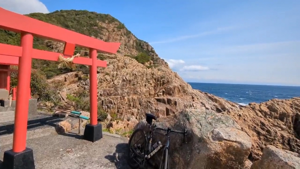 龍宮神社面海。