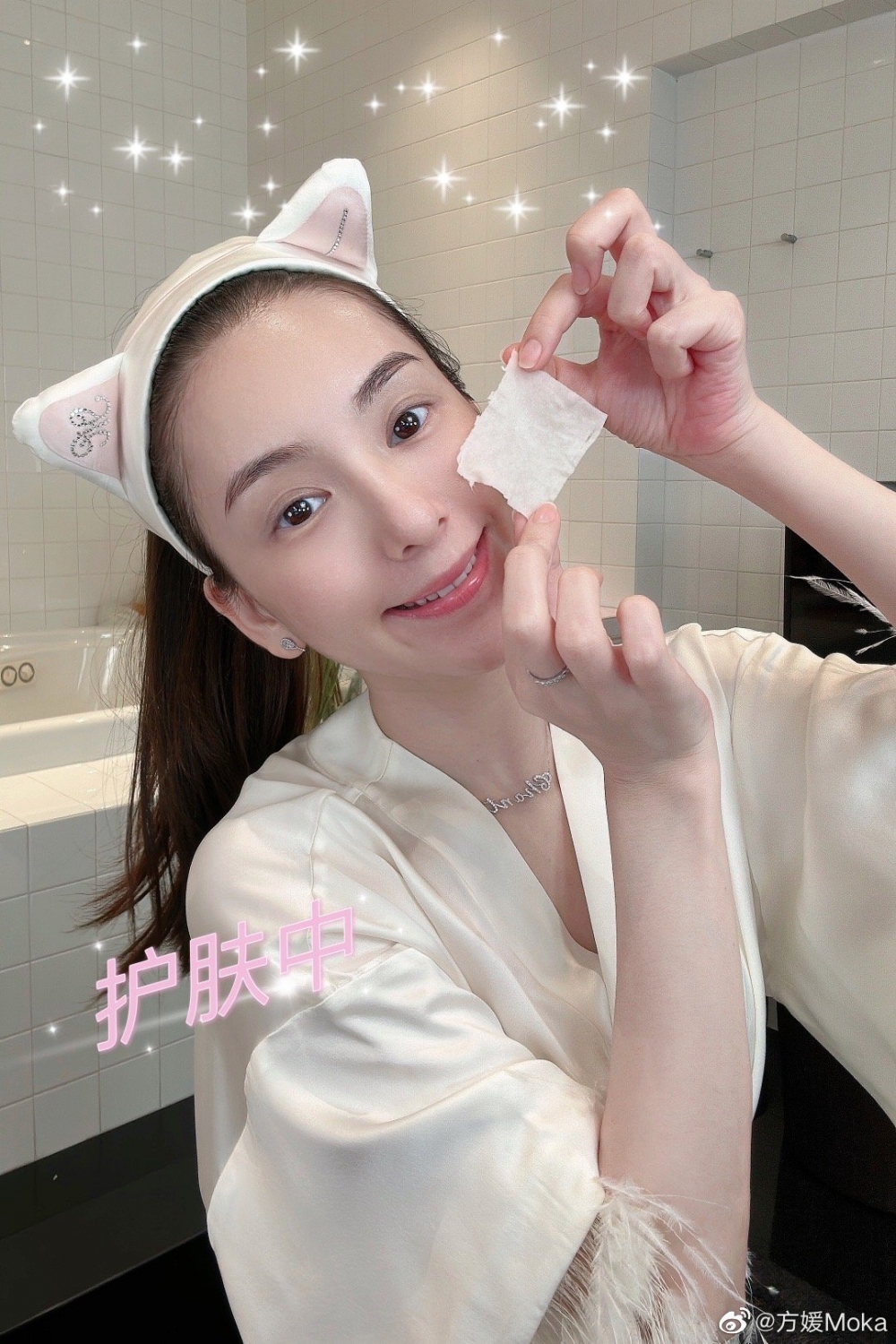 方媛不時會喺社交網站拍片介紹護膚品以及分享自己嘅日常穿著打扮