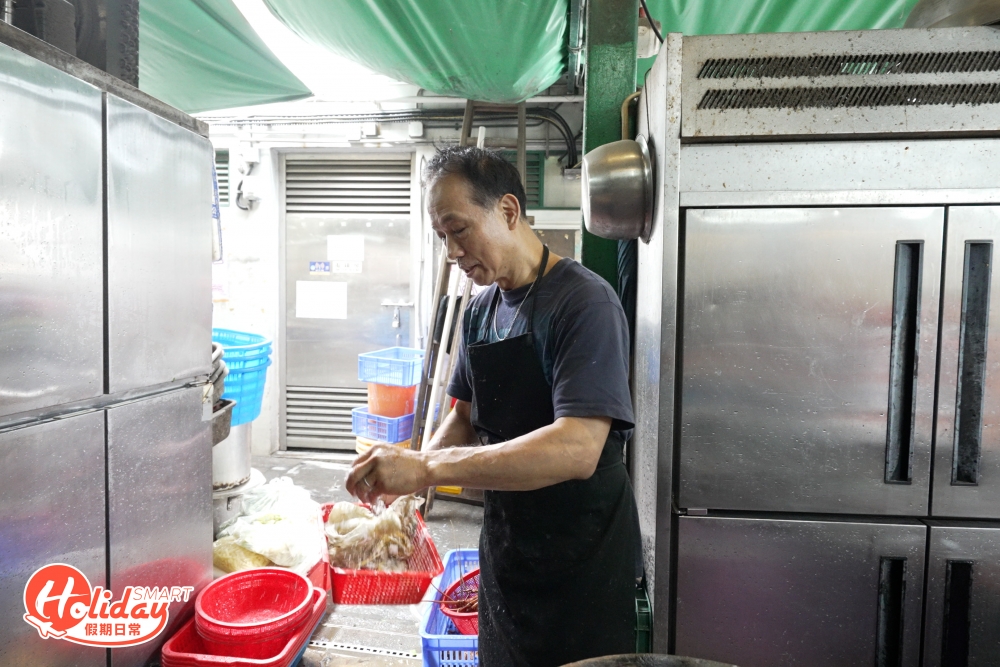 飯檔旁邊就是魚類批發市場,老闆每天都會親自取貨。