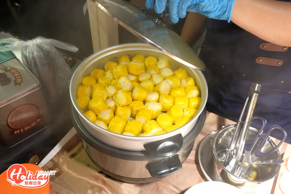 即場可試食燒賣與醬料。