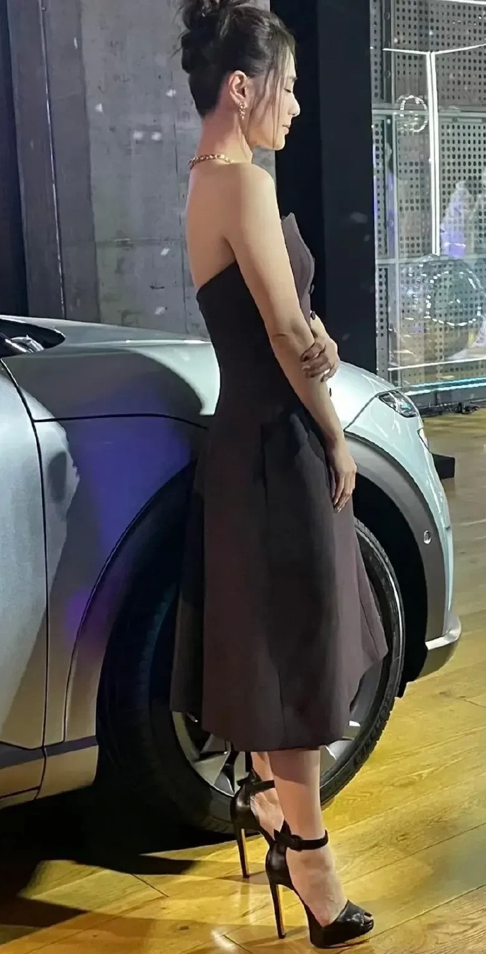 唔少人大讚阿嬌真人美貌贏過同場其他女星，但身型卻十分輸蝕