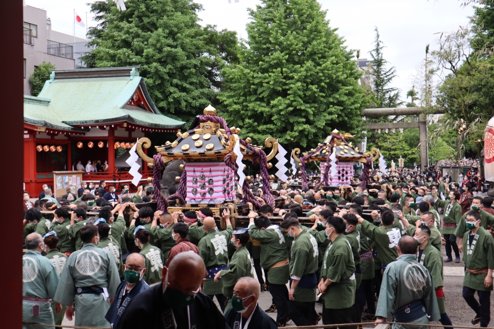「淺草三社祭」第二天可以見到百座町內神轎巡遊,場面超震撼!
