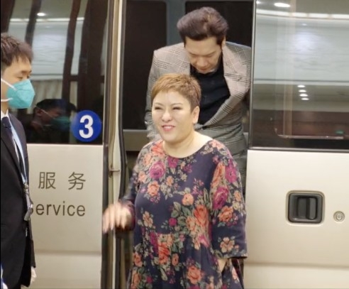 雖然向太身家豐厚，但佢今次出行打扮卻十分「貼地」，有指佢所著嘅連身裙喺淘寶有得賣