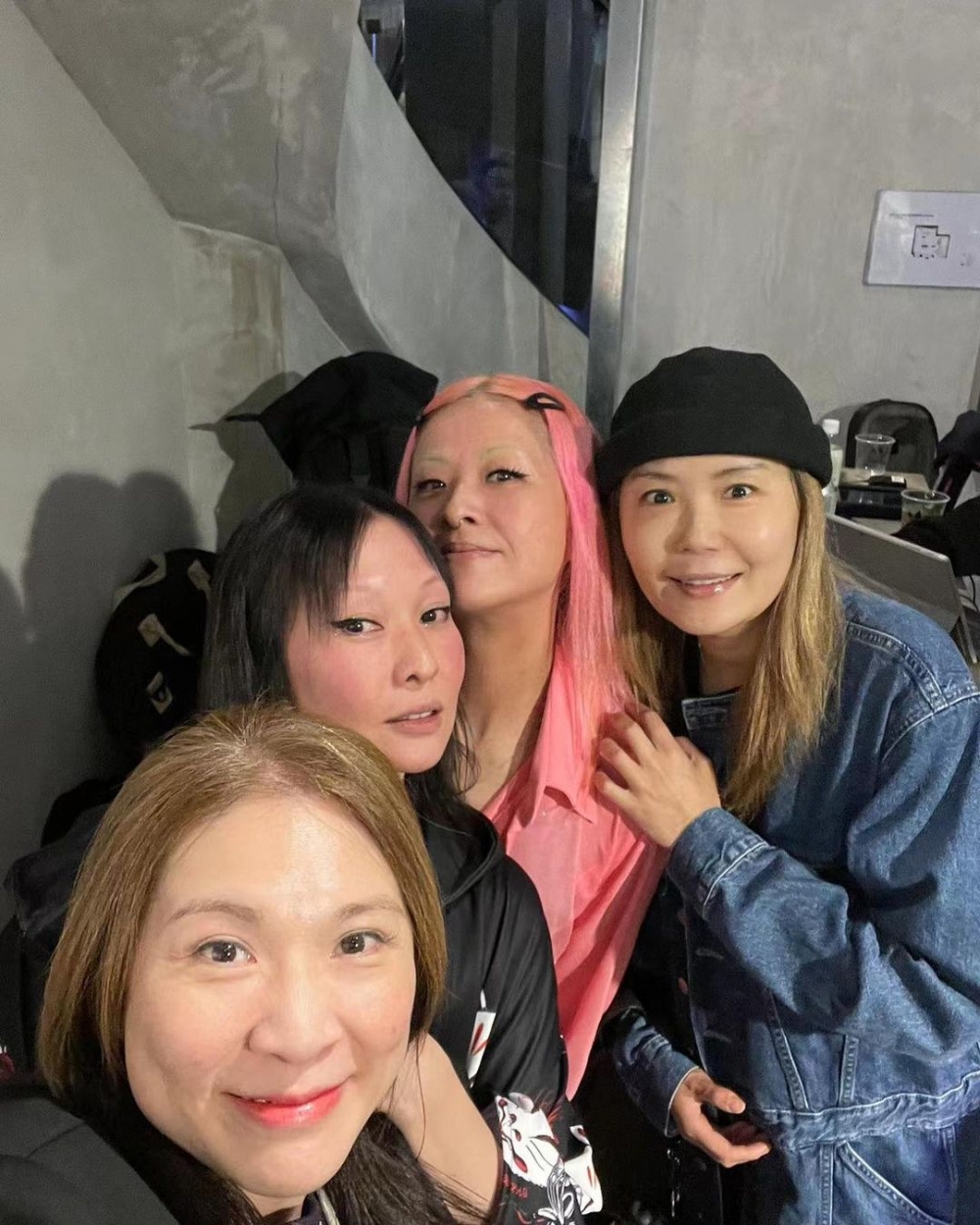 杜如風事後post咗4人合照，清晰見到Hilary嘅正面樣。