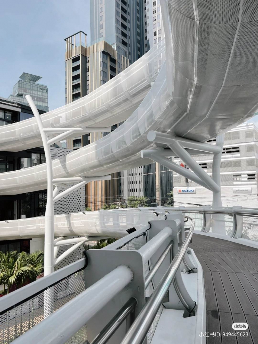 「Marché Thonglor」的最大亮點就係好像水上樂園滑水道的白色透明天橋走廊，打卡一流！