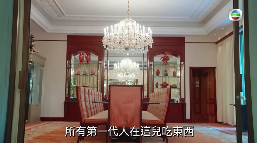 飯廳有好多珍貴擺設，以及超大型水晶燈，非常豪華