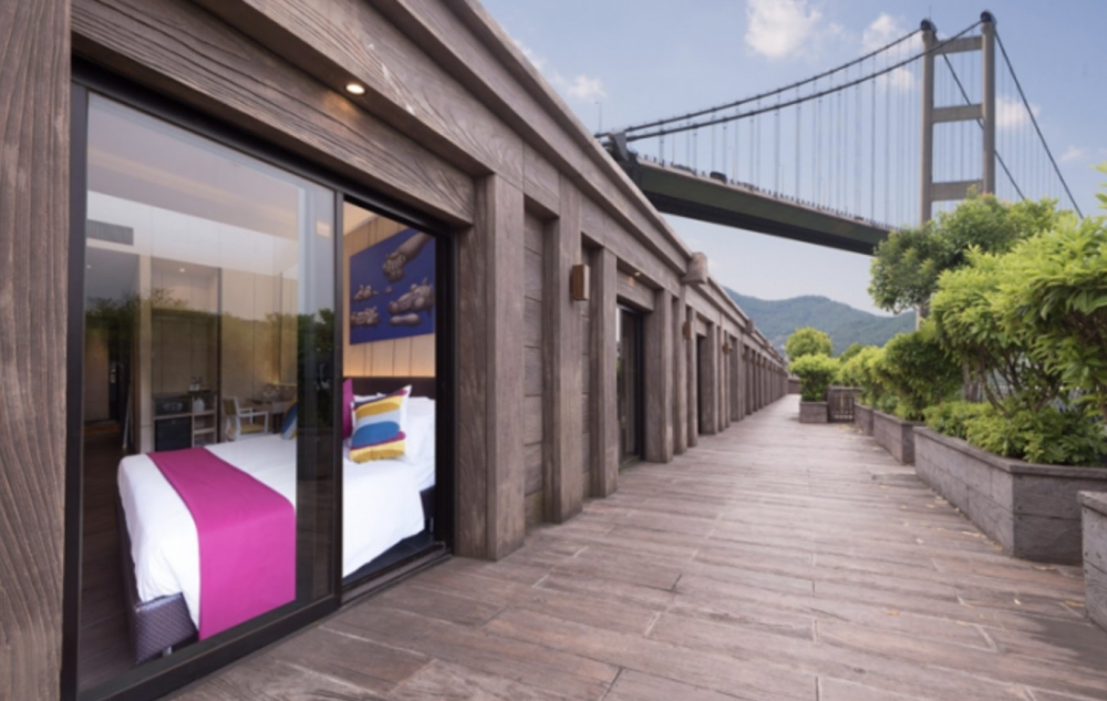 酒店推出了「生日及情侶紀念日住宿套餐」，提供多個不同房間套票選擇，當中最便宜$1,488就有交易，更可享用早餐及精選晚餐，以及免費獲贈蛋糕半磅及葡萄汽酒一支。