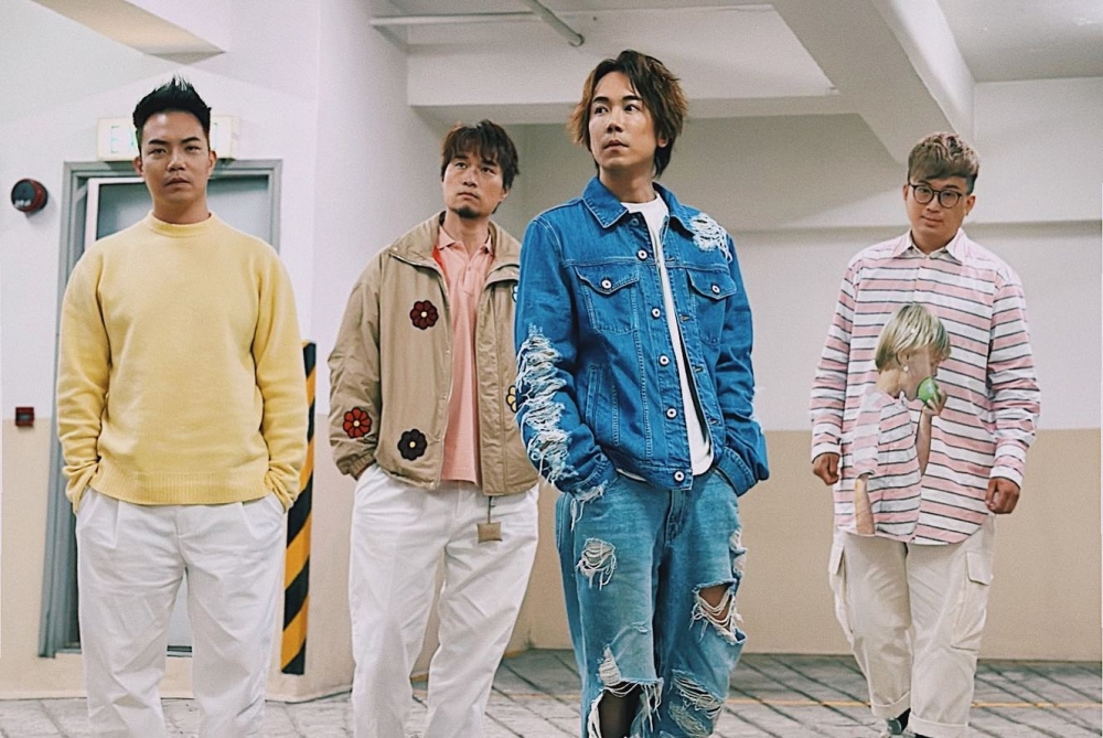 Tonick主音趙善恆（右二）日前於社交平台上發文悼念血癌離世父親。