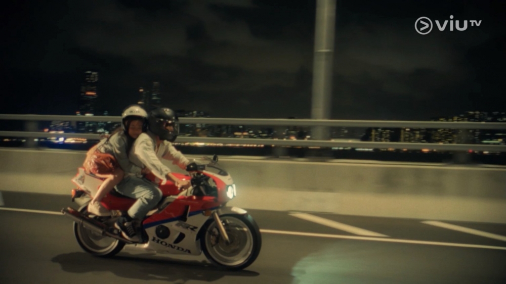 《極度俏郎君》中有一幕係由男團P1X3L成員吳啟陽(Phoebus)揸電單車。