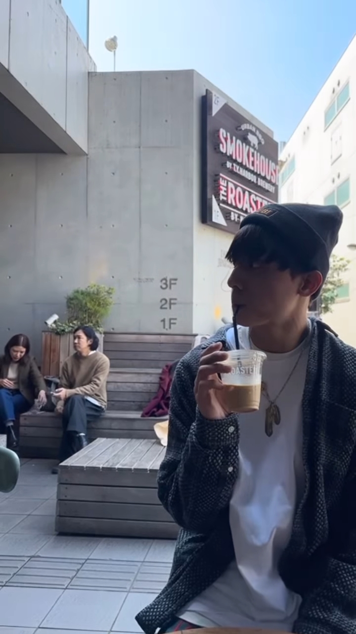 老闆喺涉谷SMOKEHOUSE嘅入口處打卡。