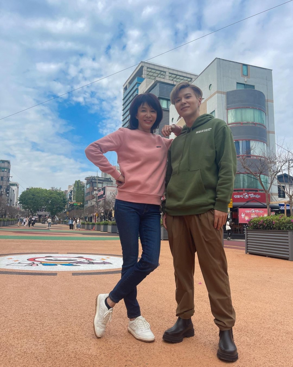 喺韓國生活多年嘅細貓(右)講得一口流利嘅韓語。