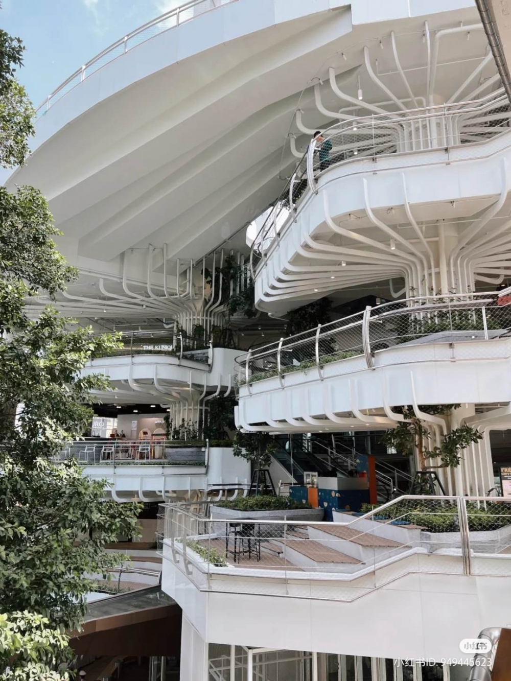 「Marché Thonglor」以白色主調及綠植元素為概念，充滿森林商場的感覺～