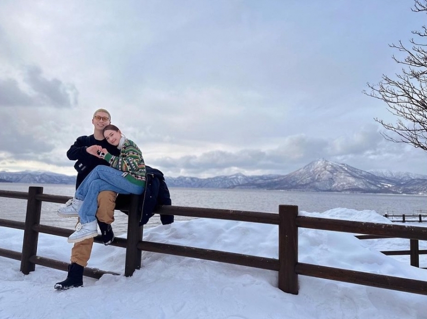 何超蓮情人節又晒出甜蜜合照,力證感情不變。