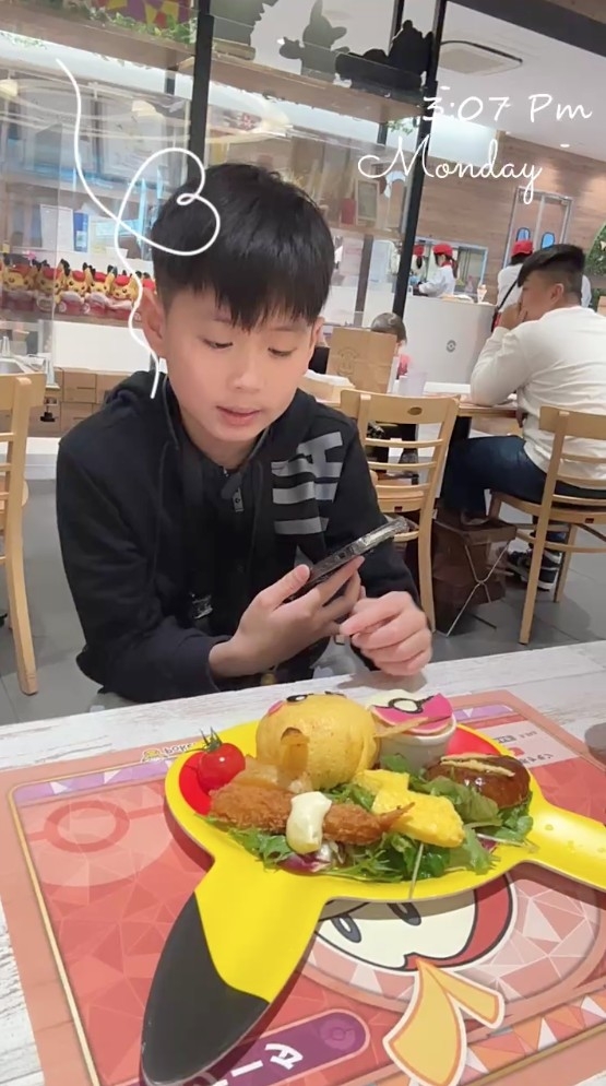 片中仔仔Kyros向觀眾打招呼