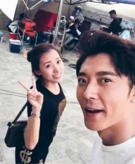 張丹峰被指出軌經理人畢瀅(左)。