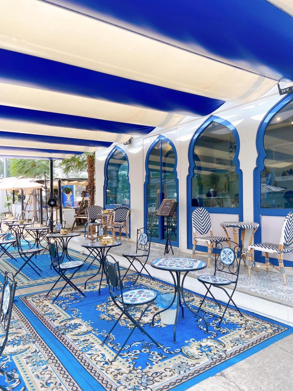 「Sedthi Dubai Cafe」以藍白色為主調，並融入金色元素！