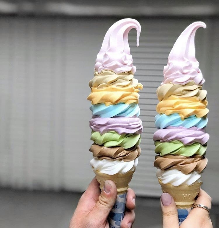 呢間中野雪糕店以8層高嘅巨無霸彩虹雪糕聞名。