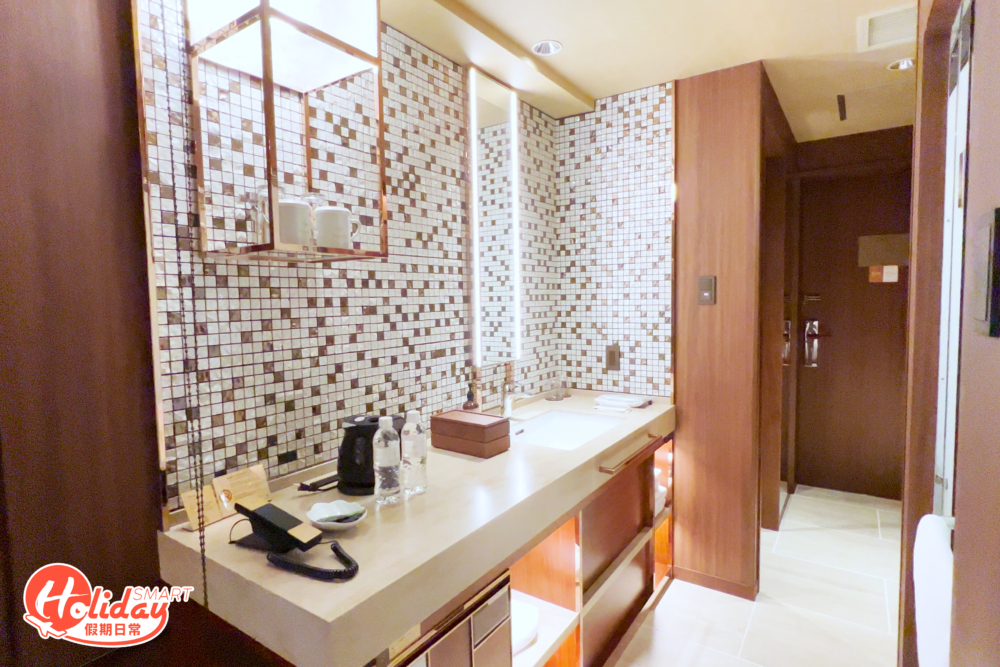 房間內設備齊全，洗手台為開放式設計。