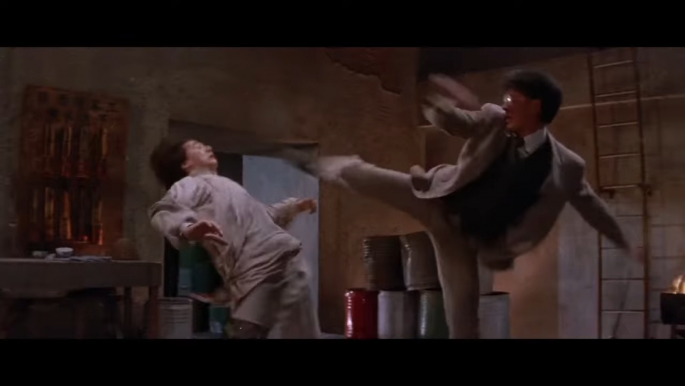 成龍與盧惠光喺電影中嘅對決,大受好評。