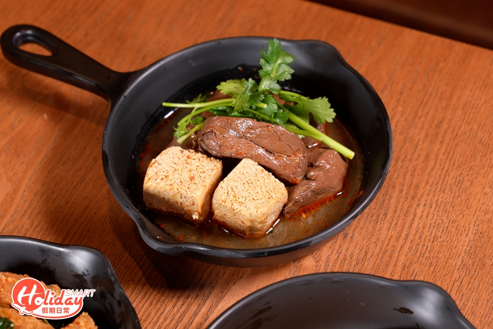 鴨血豆腐吸滿麻辣汁，微辣惹味。