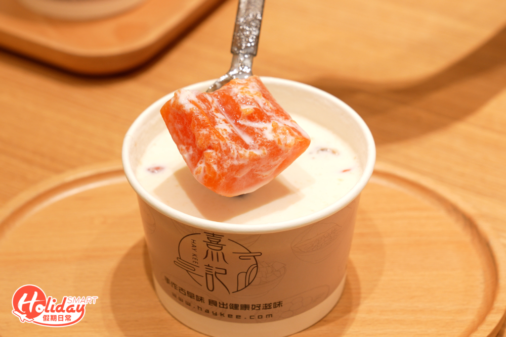 「木瓜桃膠鮮奶」放入整整三大片新鮮香甜的木瓜，份量足料。