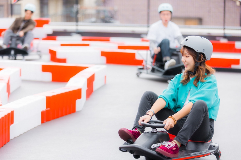 店內增設咗長達400米嘅漂移賽道。