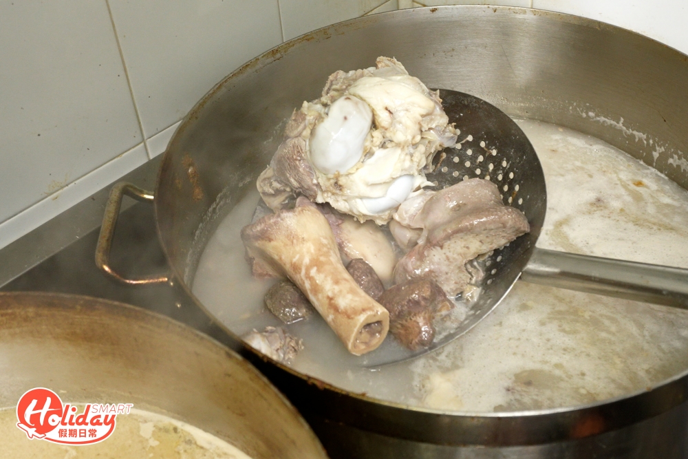 以文火熬製至骨髓完全溶化，將所有精華都鎖在湯頭裡。