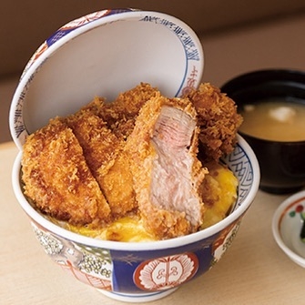 招牌嘅特上厚切炸豬扒丼，面頭鋪上一份極厚嘅炸豬扒。