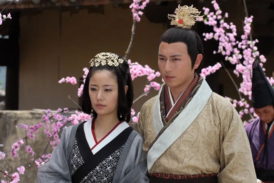 陳鍵鋒本人亦甚少出演綜藝節目，所以佢已久未喺幕前出現，唔少網民都好關心佢嘅近況。