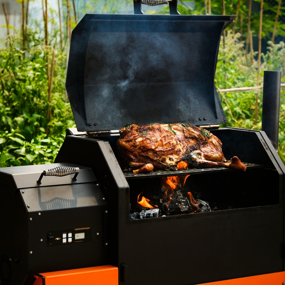 戶外燒烤區特設現場即製炭燒原隻小山羊等燒烤美食！