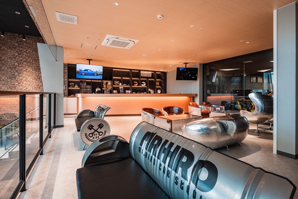 店舖2樓仲有個賽車主題嘅cafe／酒吧。